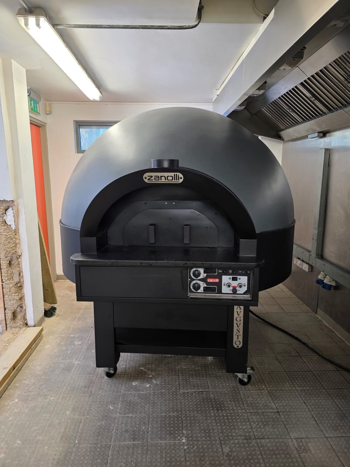 Splashy Land London receives Rotating Base AVGUSTO by Zanolli